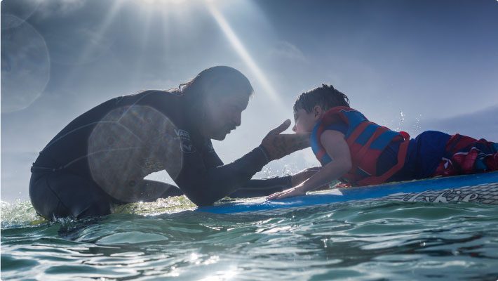 Surfing-in-the-ocean-for-surfers-healing